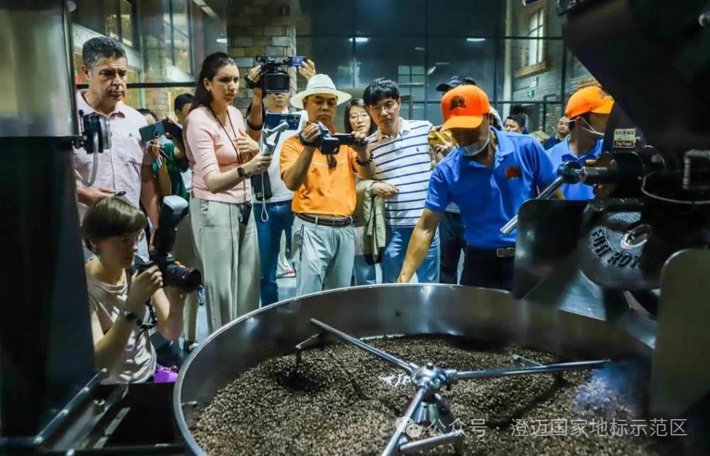 【央媒看澄迈】​“你好！中国 阳光海南”外媒团到澄迈体验咖啡小镇生活